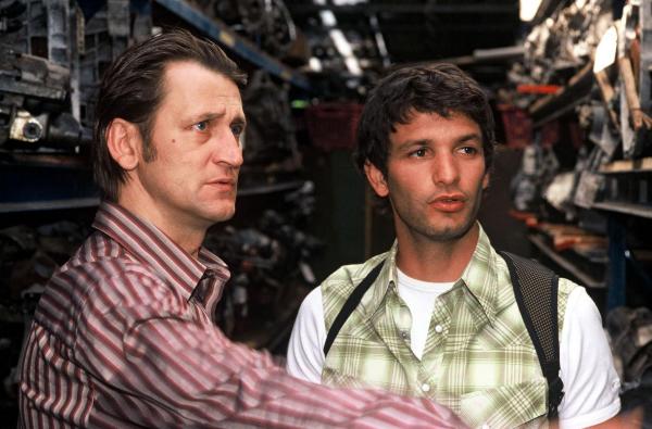 Bild 1 von 19: Während sich Wolters mit seinem Sohn streitet, belauscht Gino (Luca Zamperoni, r.) die beiden und wird dabei von Ritter (Ingo Naujoks, l.) überrascht.