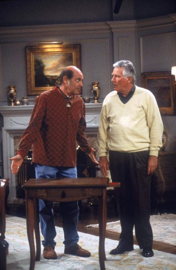 Bild 1 von 1: Durch Zufall entdecken Dharma und Greg hinter ihrem Kleiderschrank einen Abstellraum, in dem einige Puppen herumliegen. Dharma ist sofort davon überzeugt, dass es sich bei diesen Puppen um von bösen Geistern besessene Wesen handelt...