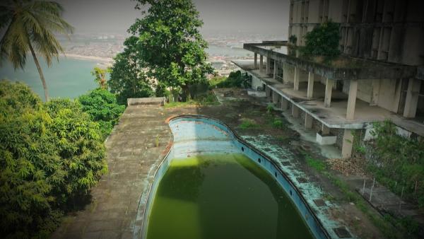 Bild 1 von 3: In dem luxuriösen Hotelpool schwammen einst Promis, Politiker und Diktatoren.
