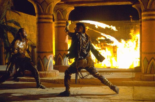 Bild 1 von 17: Durch die prophetischen Fähigkeiten seiner Seherin, kann Memnon (Steven Brand, l.), der tyrannische Herrscher von Gomorrha, den Ausgang jeder Schlacht vorhersagen und ist deswegen den Führern der letzten Nomadenstämme der Wüste ein Dorn im Auge. Deswegen beauftragen diese den Söldner Mathayus (Dwayne Johnson, l.), um den Herrscher loszuwerden ...