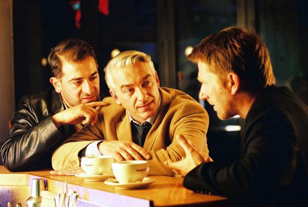Bild 1 von 13: Otto (Hasan Ali Mete, l.) ist sauer: Felix (Christoph M. Ohrt, M.) hat plötzlich überhaupt keine Zeit mehr für ihn, sondern nur noch für seinen alten Freund Edgar (Michael Fitz, r.).