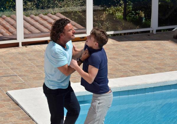 Bild 1 von 18: Als Gregor (Stephan Luca, l.) erfährt, dass Leander (Marvin Linke, r.) mit seiner Tochter Schluss gemacht hat, rastet er total aus ...