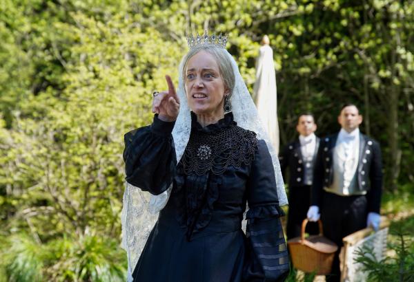 Bild 1 von 3: Königin Victoria von England (Judith Richter) ist außer sich vor Wut. Die beiden Berliner Handwerkermeister Kasallek haben eigenmächtig ihren Auftrag verändert. Dabei meinten sie es nur gut mit der britischen Adligen.