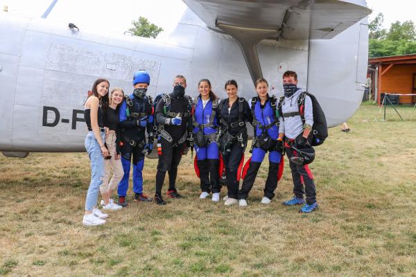 Bild 1 von 5: Gleich springen auch Feli (4.v.r.), Anna (3.v.r.) und Luise (2.v.r.) aus dem Flugzeug. Toni (l.) und Alexa (2.v.l.) haben ihren Tandemsprung schon hinter sich.