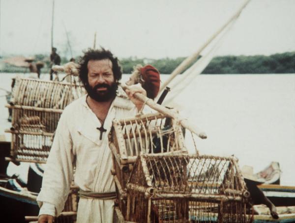 Bild 1 von 8: Die beiden unkonventionellen Missionare Pater J. (Terence Hill, hinten) und Pater Pedro (Bud Spencer, vorne) züchten Papageien und verkaufen Kaffee und Pfeffer zum Wohle der Eingeborenen. Doch das passt dem raffgierigen Gouverneur natürlich nicht, und er will die beiden aus dem Weg haben ...