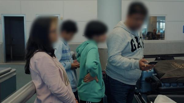 Bild 1 von 4: Bei der Rückkehr aus Dubai bringt eine Familie Luxuswaren im Wert von Tausenden Dollar mit - ohne sie zu deklarieren.