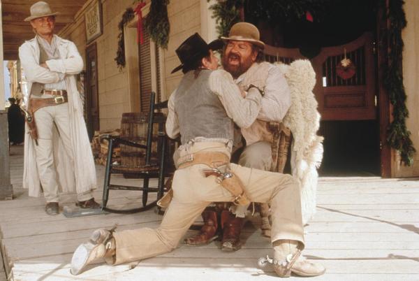 Bild 1 von 8: Travis (Terence Hill, l.) sieht zu, wie sein Bruder Moses (Bud Spencer, r.) auf seine Recht besteht ...