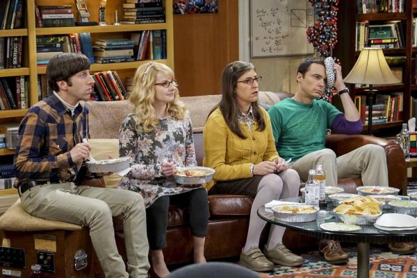 Bild 1 von 18: Die Nerds Howard (Simon Helberg, l.), Bernadette (Melissa Rauch, 2.v.l.) und Sheldons Freundin Amy (Mayim Bialik, 2.v.r.) sind geschockt: Ist der Egomane Sheldon (Jim Parsons, r.) noch zu retten?