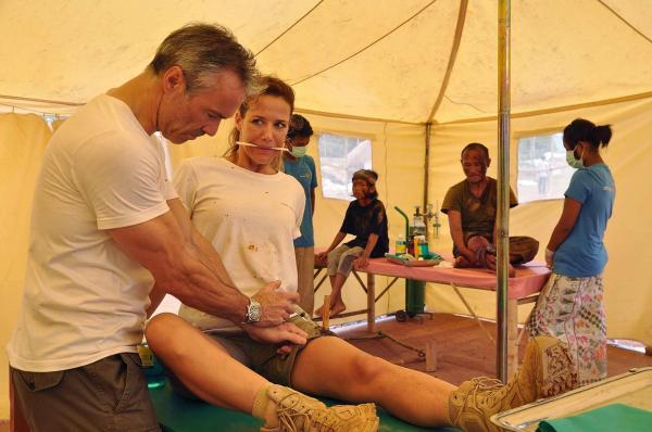 Bild 1 von 17: Eigentlich soll Sophie (Alexandra Neldel, r.) dem arroganten und unberechenbaren, aber äußerst fähigen Chirurgen Matthias Kreusler (Hannes Jaenicke, l.) auf die Finger schauen, denn er steht im Verdacht, Spendengelder und Medikamente zu veruntreuen. Doch dann jagt eine Katastrophe die nächste ...