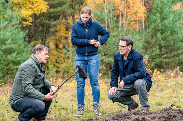 Bild 1 von 16: Im Bild: inn (Sven Martinek, l.), Nina (Julia Schäfle, M.), Lars (Ingo Naujoks, r.) finden ein wichtiges Beweisstück, das sie im aktuellen Fall weiterbringt.