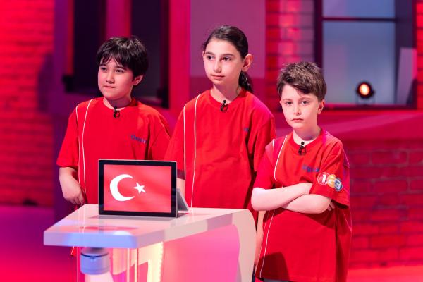 Bild 1 von 6: Das rote Rateteam aus Ankara/Türkei grübelt über eine von Eltons kniffligen Fragen.