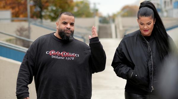 Bild 1 von 4: Bei ihrem Roadtrip durch Berlin besuchen Kitty Kat und Ali Bumaye einen wichtigen Ort aus Alis Kindheit, der durch die Serie \