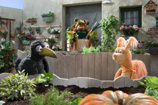 Bild 1 von 5: Rudi (Lennart Morgenstern) und Ella (Anna Menzel) müssen ein schweres Rätsel lösen, das ihnen Otto (Franziska Rattay) als \