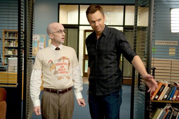 Bild 1 von 11: Dean Pelton (Jim Rash, l.); Jeff Winger (Joel McHale, r.)
