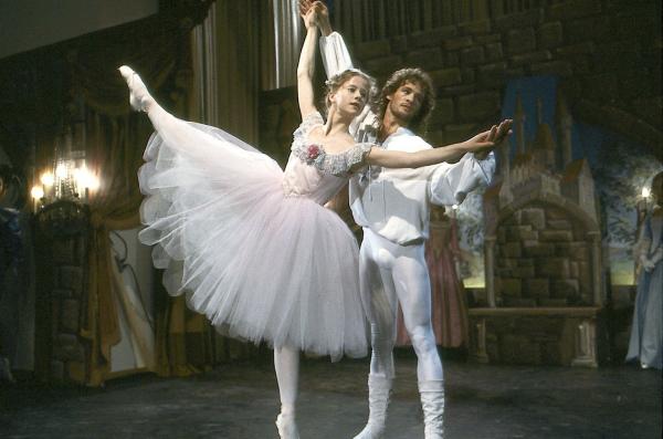 Bild 1 von 3: Anna Pelzer (Silvia Seidel) kann nach monatelanger Krankheit ihr Training wieder aufnehmen und tanzt mit ihrem Ausbilder Jakob (Joao Ramos).