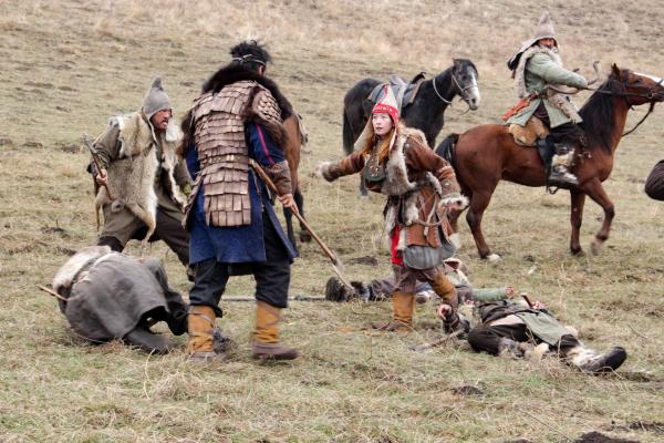 Bild 1 von 11: Alkaya kämpft mit den feindlichen skythischen Stammesführer, Gaziza Tleubay (Mitte).