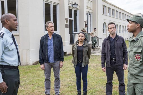 Bild 1 von 16: Prides (Scott Bakula, 2.v.l.) alte Freundin Rita wendet sich an das NCIS (Shalita Grant, M. und Lucas Black, 2.v.r.), um ihren vermissten Freund Noah aufzuspüren. Das Navy-Team kann ihn allerdings nur noch tot bergen. Wer steckt dahinter? Alle Spuren führen vorerst zu Lieutenant Cabral (Kelvin Harrison, r.) von der Militärakademie, wo das Opfer volontierte ...