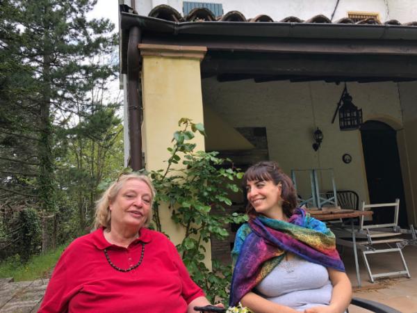Bild 1 von 10: Vera und Tochter Alessandra vor ihrem früheren Haus in Italien.