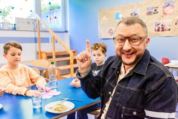 Bild 1 von 9: ZDFbesseresser Sebastian Lege und zwei Schüler in der Mensa der Wilhelm-Lehmbruck-Schule in Dorsten