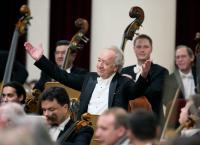 Mariss Jansons dirigiert ein Galakonzert in Sankt Petersburg