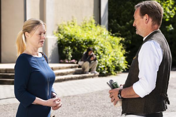 Bild 1 von 8: Vera (Sybille Waury) schämt sich, als sie erkennt, dass Gregor (Holger Matthias Wilhelm) wegen ihrer Lüge enttäuscht ist.
