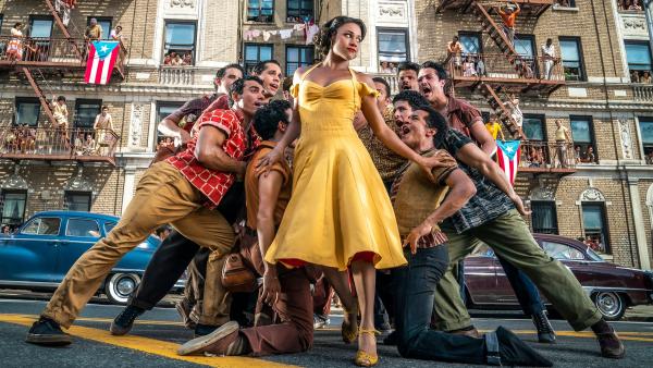 Bild 1 von 7: Ariana DeBose as Anita in 20th Century Studios' WEST SIDE STORY. Photo by Niko Tavernise.