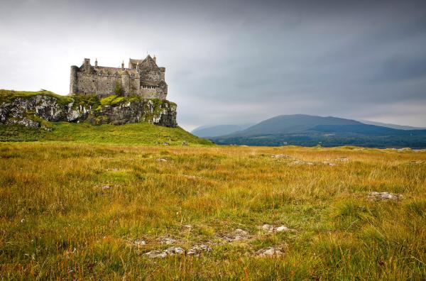 Bild 1 von 3: Duart Castle thront seit Jahrhunderten auf der Isle of Mull zwischen finsteren Seen und nebelverhüllten Gipfeln. Die Burganlage ist ein stiller Zeuge von Clanfehden, Verrat und Eroberungszügen, die die schottische Identität geprägt haben.