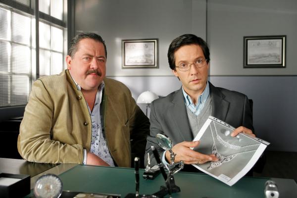 Bild 1 von 2: Martin Fröhlich (Christof Arnold, r.) bestätigt gegenüber Kommissar Hofer (Joseph Hannesschläger, l.), dass die gefundenen Diamanten Fälschungen sind.