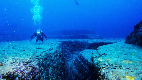 Bild 1 von 2: Das Yonaguni-Monument liegt im Südwesten Japans, wenig mehr als 100 Kilometer von Taiwan entfernt. Der Ursprung der versunkenen Steinformationen ist bei Forschenden umstritten.
