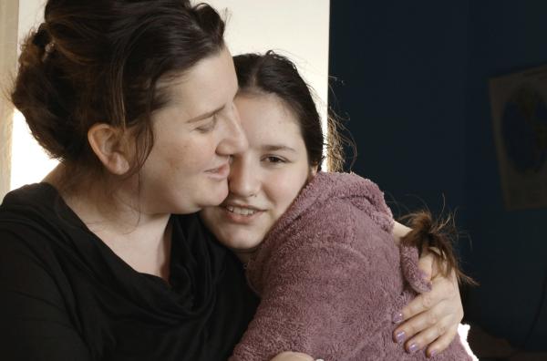 Bild 1 von 3: Zhana verspricht ihrer Tochter Elene, immer für sie da zu sein.
