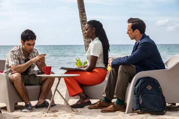 Bild 1 von 3: Naomi Thomas (Shantol Jackson, M.) und DI Neville Parker (Ralf Little, r.) befragen Sam (Ali Ariaie, l.) zu seiner Verbindung zum Opfer. Während des Gesprächs kommt eine schockierende Wahrheit ans Licht, die den Fall in ein neues Licht rückt.