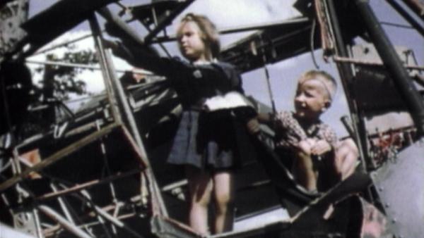 Bild 1 von 2: Kinder spielen in zerstörtem Flugzeug.