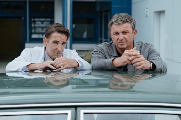 Bild 1 von 16: Im Bild: Beruflich und privat können sich Dr. Martin Gruber (Hans Sigl, r.) und Dr. Alexander Kahnweiler (Mark Keller, l.) aufeinander verlassen.