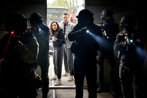 Bild 1 von 4: Kim Nowak (Amy Mußul, l.) und Moritz Brenner (Johannes Hendrik Langer, r.) sind mit Kollegen des SEK (Komparsen) bei einem Einsatz.