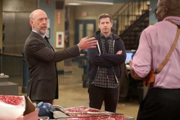 Bild 1 von 15: (v.l.n.r.) Frank Dillman (J.K. Simmons); Jake Peralta (Andy Samberg); Terry Jeffords (Terry Crews)