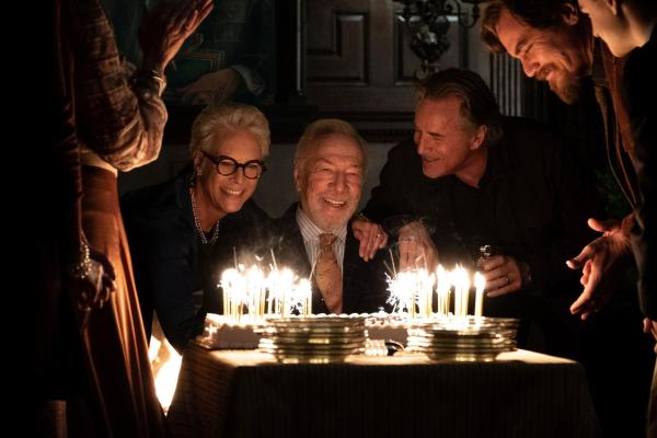 Bild 1 von 24: Im Bild: Jamie Lee Curtis (Linda Drysdale), Christopher Plummer (Harlan Thrombey), Don Johnson (Richard Drysdale), Michael Shannon (Walt Thrombey).