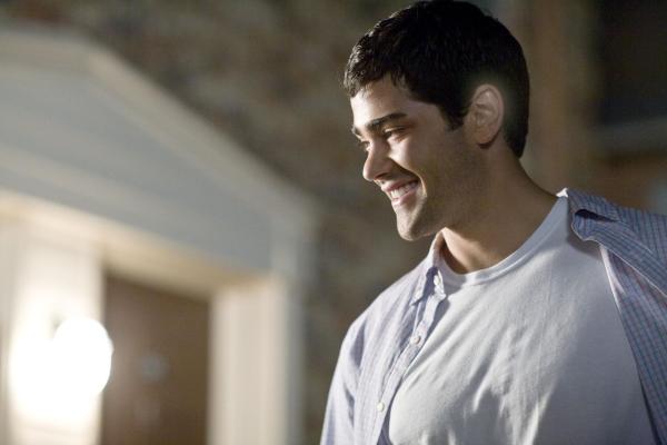 Bild 1 von 19: Der junge TV- Lokalreporter C.J. Nicholas (Jesse Metcalfe) ist davon überzeugt, dass der angehende Gouverneur nicht mit ehrlichen Mitteln verhandelt und beschließt den Staatsanwalt auffliegen zu lassen. Egal was es kostet ...