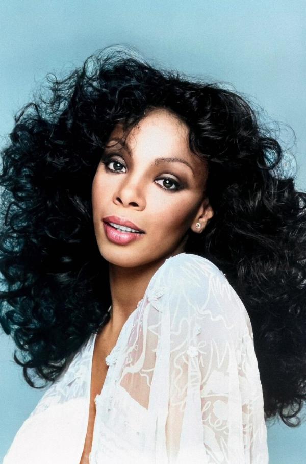 Bild 1 von 2: Donna Summer war ein der wichtigsten Stimmen der Disco-Ära und wird oft als \