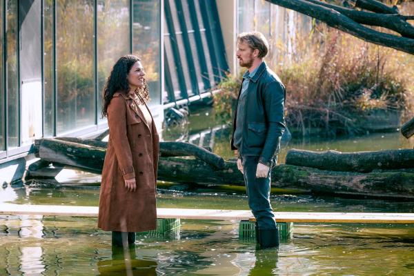 Bild 1 von 23: Im Bild: Kommissarin Mia Markovic (Claudia Kottal) und Lassmann stehen sich im Teich vor dem Affengehege gegenüber.