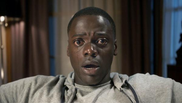 Bild 1 von 4: 2477_TP_00034R  DANIEL KALUUYA as Chris Washington in Universal Pictures? Get Out, a speculative thriller from Blumhouse (producers of The Visit, Insidious series and The Gift) and the mind of Jordan Peele.  When a young African-American man visits his white girlfriend?s family estate, he becomes ensnared in a more sinister real reason for the invitation.Credit: Universal Pictures