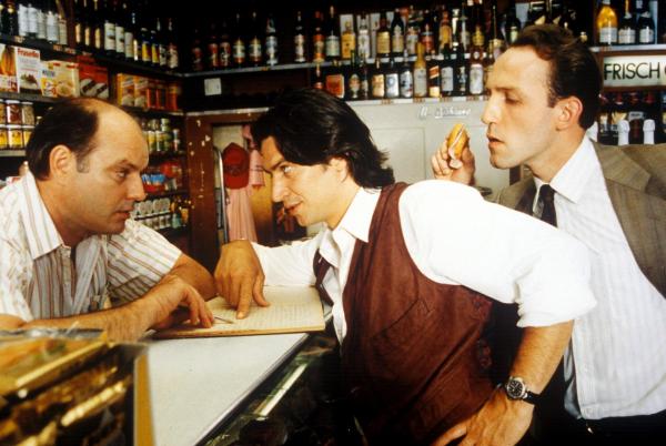 Bild 1 von 7: Im Bild: Kommissar Moser (Tobias Moretti, mi.) und sein Assistent Ernst Stockinger (Karl Markovics, re.) überprüfen das Kundenbuch des Lebensmittelhändlers Leopold Rameder (Wolfgang Böck, li.) auf Hinweise, die das Verschwinden einer Kundin erklären.