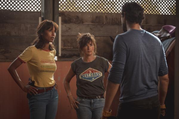 Bild 1 von 5: Auf dem Reiterhof treffen Mélissa (Sonia Rolland, l.) und Gaëlle (Béatrice de la Boulaye, M.) auf ihren Kollegen Stany Coppet (Cyril Aubrun, r.), der dort undercover ermittelt und sie über die laufenden Untersuchungen informiert.