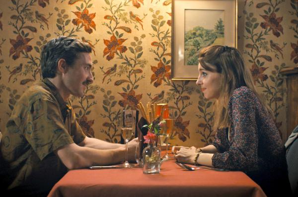 Bild 1 von 4: Tom (Lucas Meister) und Linda (Bérangère Mc Neese) planen, ihr erstes Kind zu bekommen. Eigentlich könnte man sich kein glücklicheres Ehepaar vorstellen.