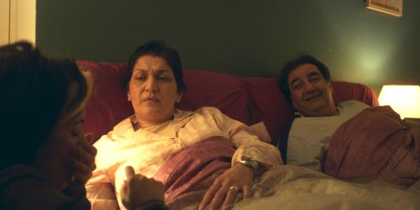 Bild 1 von 7: v.l.n.r. Banafshe Hourmazdi als Elaha, Sammah H. als Mutter, Mohammad-Ali Behboudi als Vater