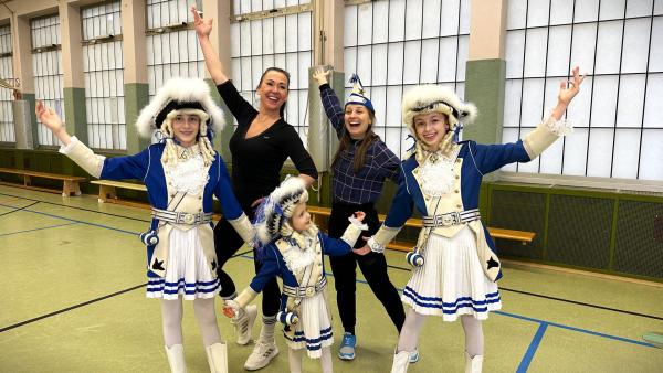Bild 1 von 4: Emilia, Lilly und Ophelia bringen Checkerin Marina, gemeinsam mit Trainerin Fea, einen Karnevalstanz bei.