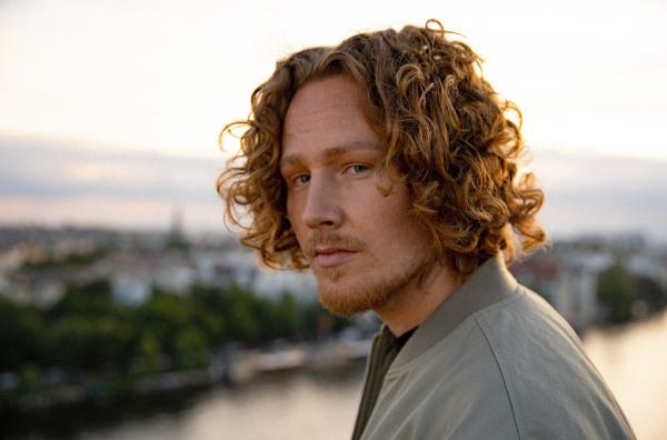 Bild 1 von 1: Michael Schulte steht pünktlich zum Jubiläumsfestival 2025 endlich auf der New Pop Bühne. Mit Hits wie You Let Me Walk Alone, Back To The Start oder Waterfall, dem meistgespielten Song im deutschen Radio 2023, begeistert der Singer-Songwriter Fans europaweit.