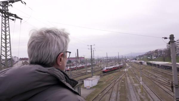 Bild 1 von 1: Im Bild: Herr S. ärgert sich über ÖBB.