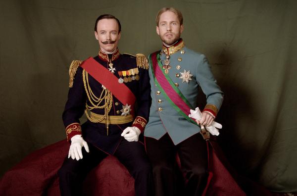 Bild 1 von 6: Auch im Erwachsenenalter sind Rudolf (Markus Freistätter, re.) und Wilhelm (Raphael Nicholas, li.) zu Diplomatie und demonstrativer Einigkeit verpflichtet - obgleich sie schon lange keine Freundschaft mehr verbindet.