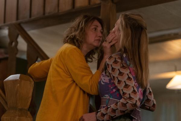 Bild 1 von 3: Als Villanelles (Jodie Comer, r.) Besuch beginnt, alte Wunden aufzureißen, hat Mutter Tatiana (Evgenia Dodina, l.) genug und zeigt Villanelle ihr wahres Gesicht.