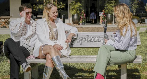Bild 1 von 7: Simone (Anna-Lena Klenke) filmt Jäcki (Luise von Finckh) und Lukas (Felix Kreutzer).